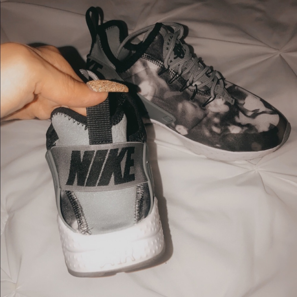 Used Woman Nike Huaraches
